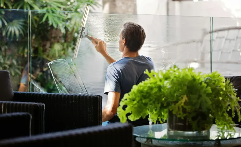 Fenster- und Glasreinigung in Verden Professionelle Glasreinigung mit sorgfältiger Reinigung einer Glasfläche